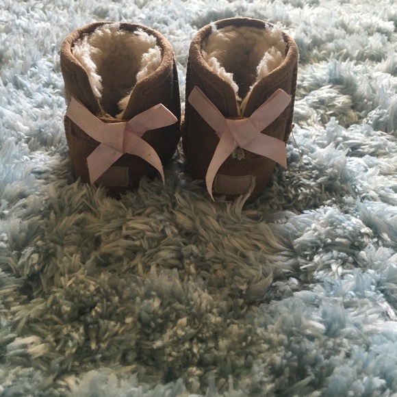 Selling baby girl 6-12 ugg shoes - Picture 3 of 4